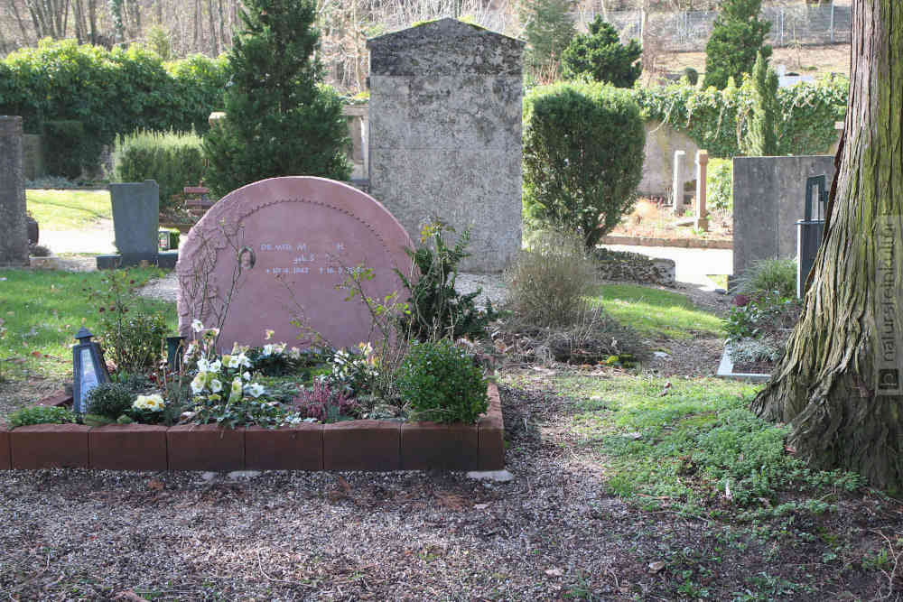 Grabstein für ein Doppelgrab mit Traubenrelief